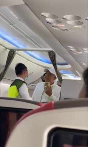 video penumpang marah marah ke pramugara di pesawat sebut enggak sopan