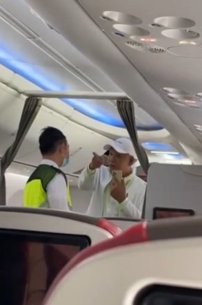 video penumpang marah marah ke pramugara di pesawat sebut enggak sopan