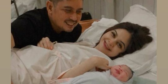 Tiwi Eks T2 Melahirkan Bayi Perempuan, Ini Potretnya yang Lucu dan Menggemaskan