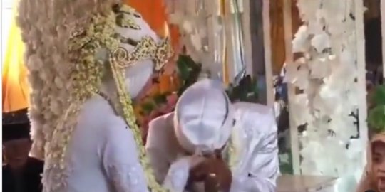 Pengantin Pria Ini Tegang & Grogi Cium Tangan Istri Duluan, Sampai Ramai Diketawai