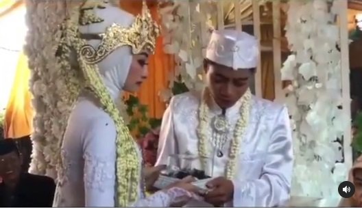 pengantin pria salah cium tangan istri saat salaman