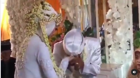 pengantin pria salah cium tangan istri saat salaman