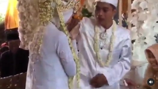 pengantin pria salah cium tangan istri saat salaman