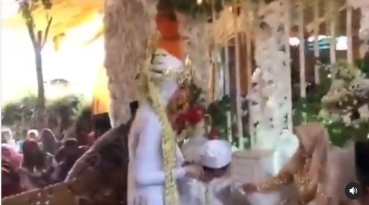 pengantin pria salah cium tangan istri saat salaman