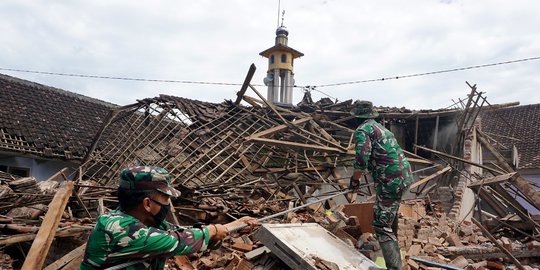 Kemensos Distribusikan Bantuan Logistik & Dirikan Posko untuk Korban Gempa di Malang
