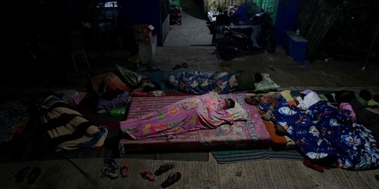 Takut Gempa Susulan, Warga Dusun Krajan Tidur di Luar