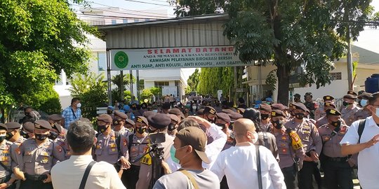 Ada Sidang Habib Rizieq, Warga Hendak Masuk PN Jaktim Sempat Tertahan di Depan