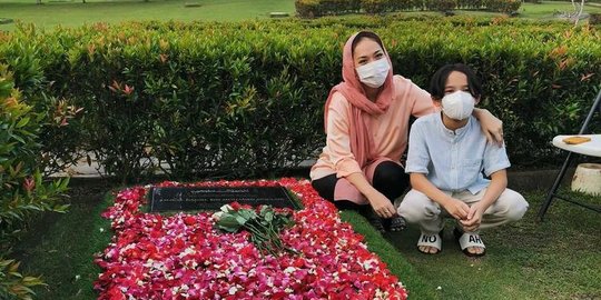 Bareng Noah, Ini 4 Potret BCL Ziarah ke Makam Ashraf Sinclair Jelang Ramadan