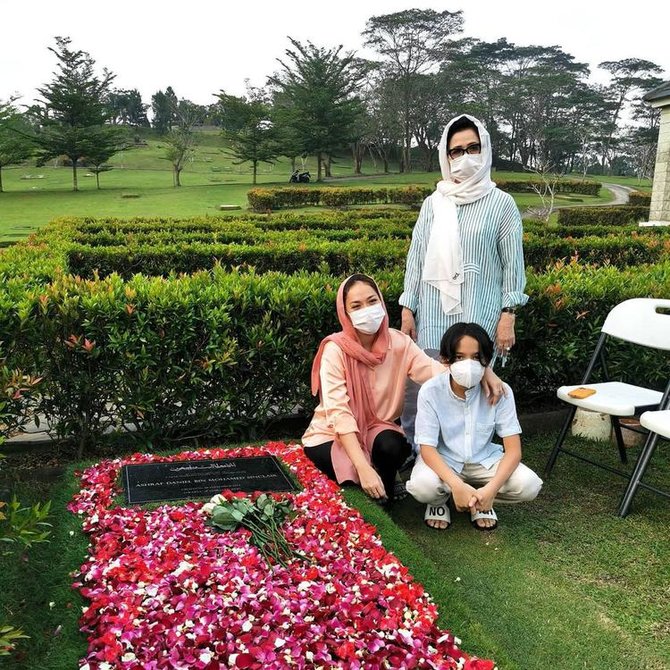 bareng noah ini 4 potret bcl ziarah ke makam ashraf jelang ramadan