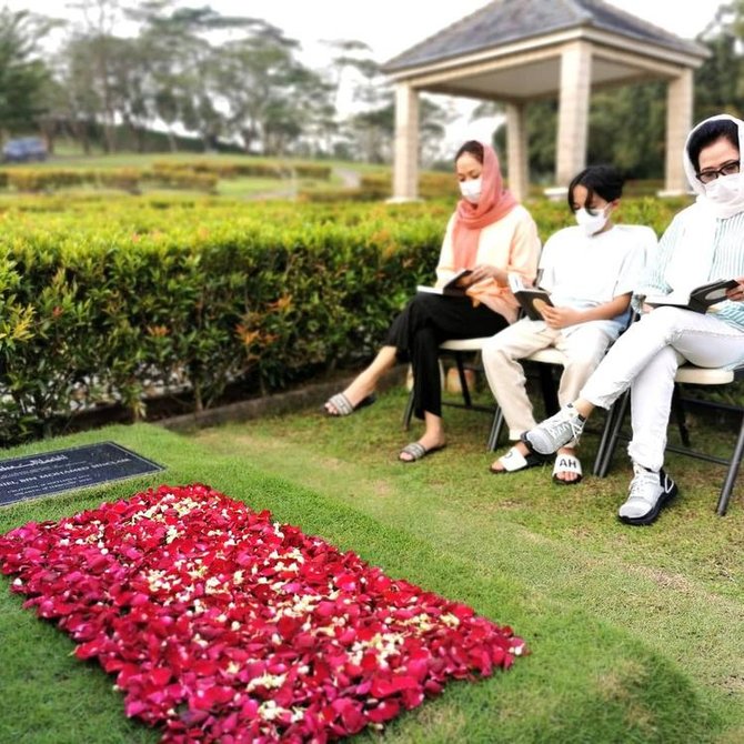 bareng noah ini 4 potret bcl ziarah ke makam ashraf jelang ramadan