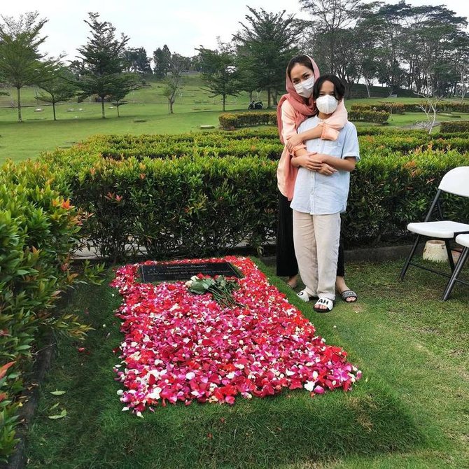 bareng noah ini 4 potret bcl ziarah ke makam ashraf jelang ramadan