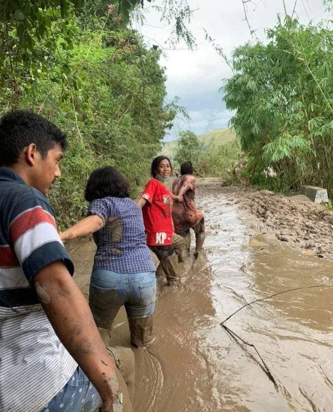 potret istri bupati sumba timur