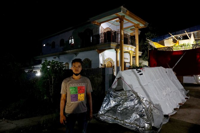 takut gempa susulan warga dusun krajan tidur diluar