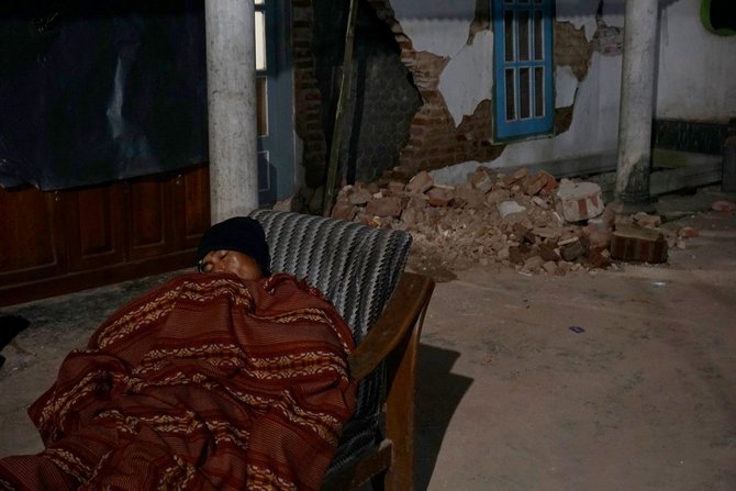 takut gempa susulan warga dusun krajan tidur diluar