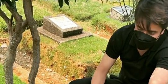 Jelang Ramadan, Ini Potret Billy saat Ziarah ke Makam Olga Syahputra