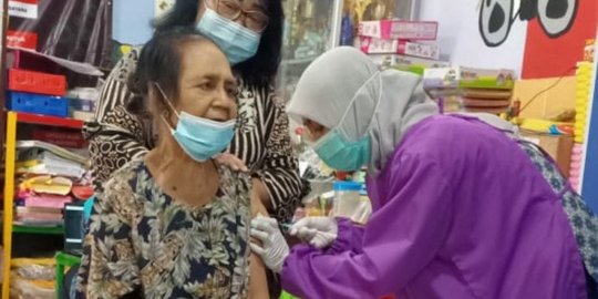 Lansia Diimbau Jaga Tubuh Bugar untuk Menerima Vaksin Covid di Bulan Puasa