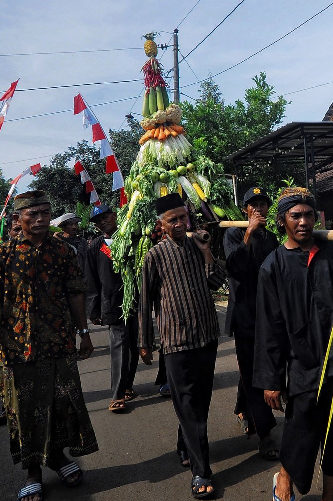 khidmatnya kirab nyadran kali