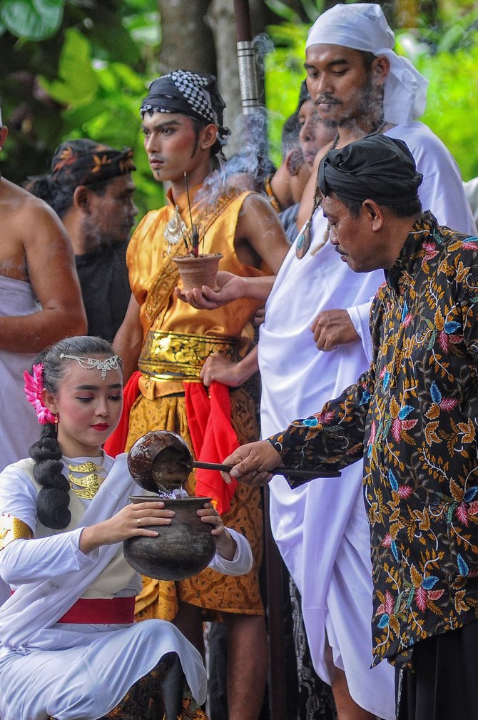 khidmatnya kirab nyadran kali
