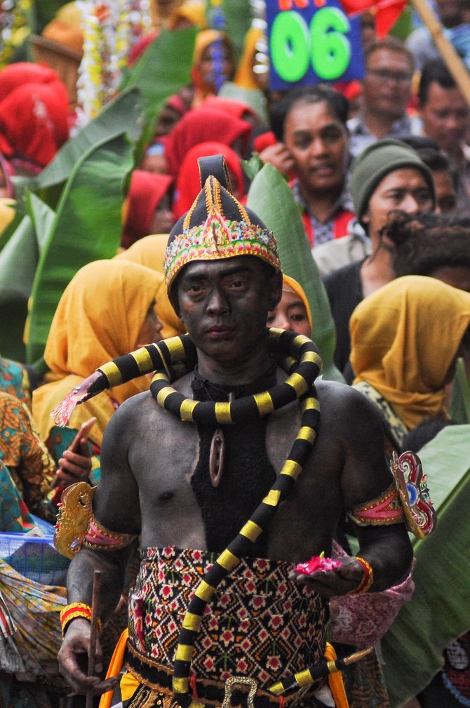 khidmatnya kirab nyadran kali