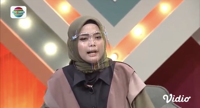 tampil beda saat jadi host tasbih indosiar intip potret putri da dalam balutan hijab