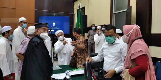 Tarawih Bisa Menyusul, Rizieq Minta Sidang Dilanjutkan Usai Salat Magrib