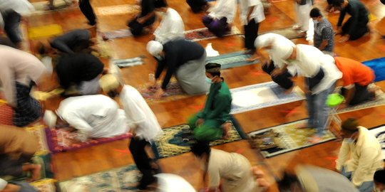 Suasana Salat Tarawih 1 Ramadan