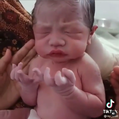 viral video bayi baru lahir seperti tengah berdoa