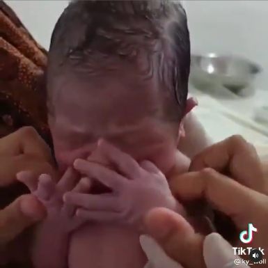 viral video bayi baru lahir seperti tengah berdoa