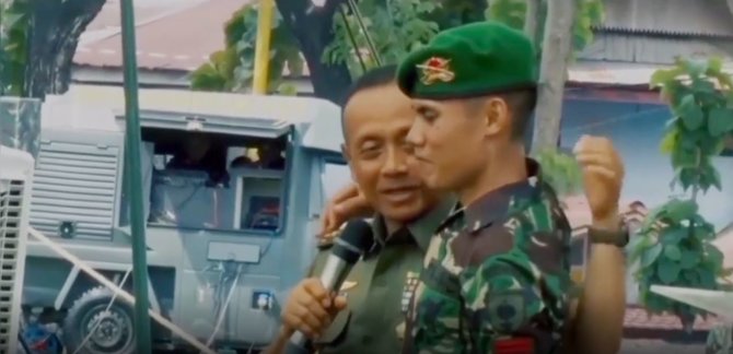 kisah jenderal mulyono senang merangkul prajurit tni