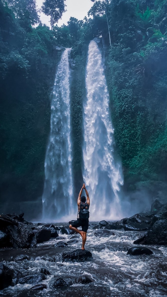 menyusuri pesona air terjun kembar tiu teja di lombok utara