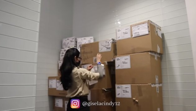 jadi store manager di kanada ini 4 potret gisela cindy saat bekerja