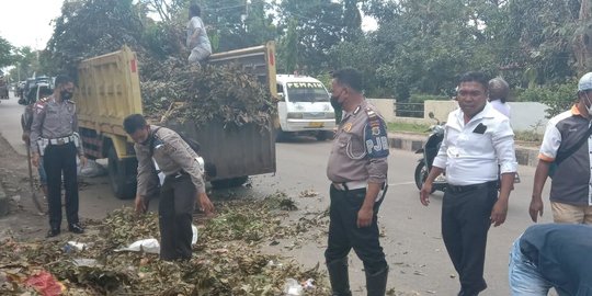 Polantas di Kupang Bersihkan Sampah usai Terjangan Badai Seroja
