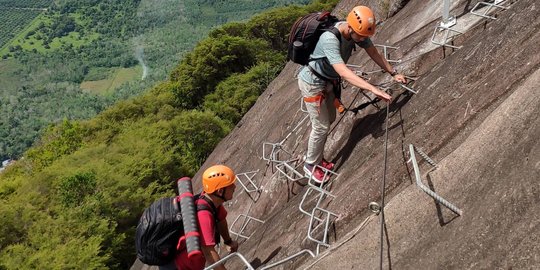 Menguji Adrenalin Mendaki Bukit Kelam di Tanah Borneo