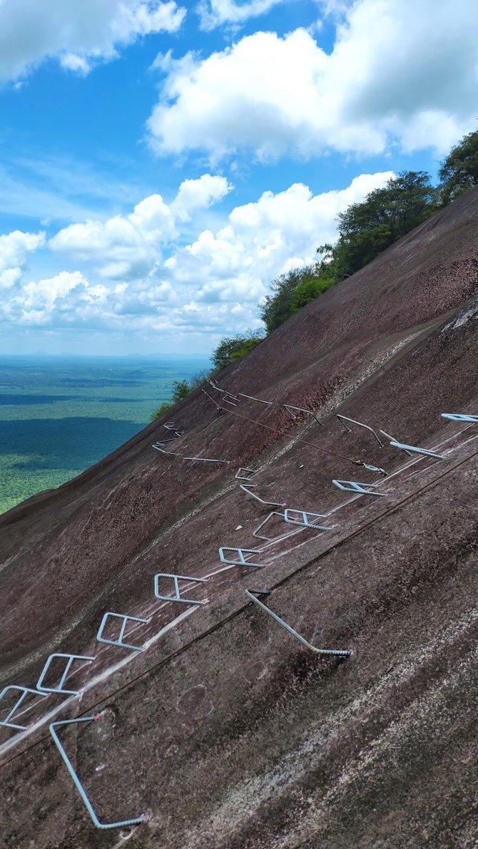 menguji adrenalin mendaki bukit kelam di tanah borneo