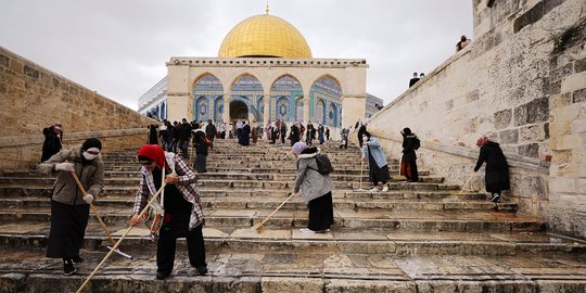 Gotong Royong Muslim Palestina Bersihkan Kompleks Masjid Al-Aqsa