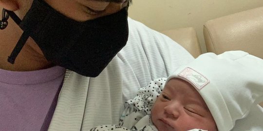 Potret Rizki DA Gendong Sang Anak yang Baru Lahir, Netizen Ramai Komentar Begini