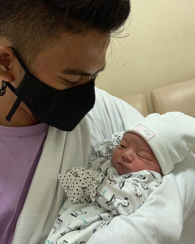 rizki da gendong anak yang baru lahir
