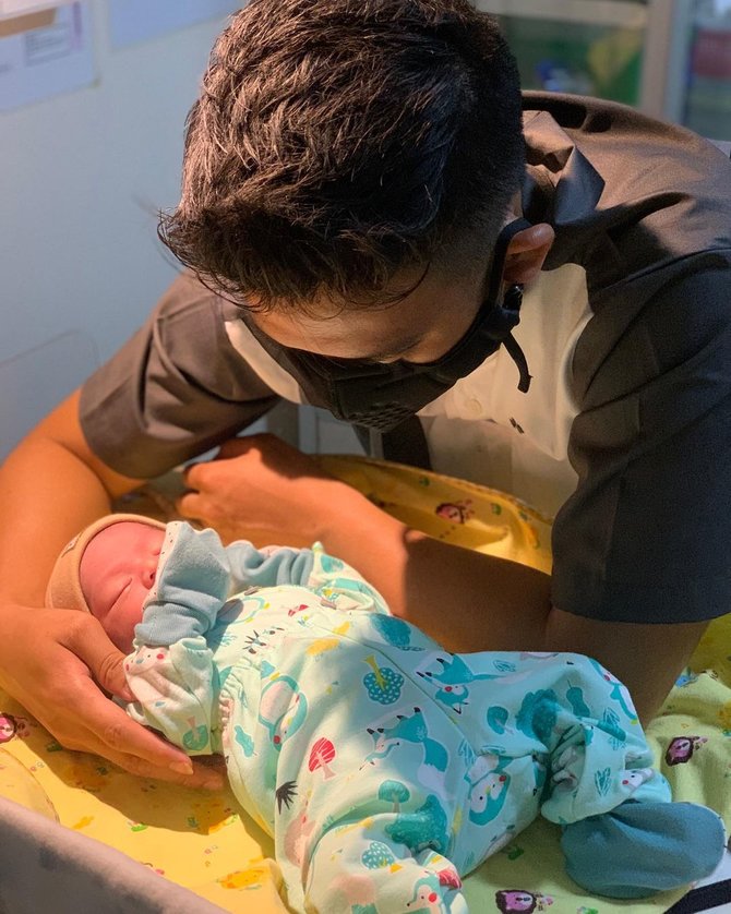 rizki da gendong anak yang baru lahir