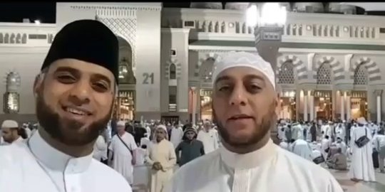 Menangis, 'Kembaran' Berdoa Semoga Syekh Ali Jaber Gembira di Dalam Kubur