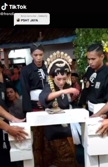 pengantin wanita patahkan balok dengan tangan kosong