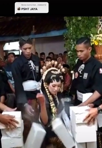 pengantin wanita patahkan balok dengan tangan kosong