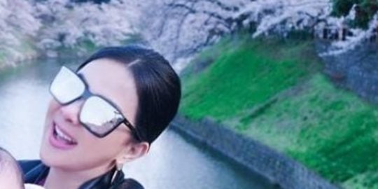 Cetar! Ini Penampakan Sandal yang Dipakai Syahrini, Harganya 35 Juta?
