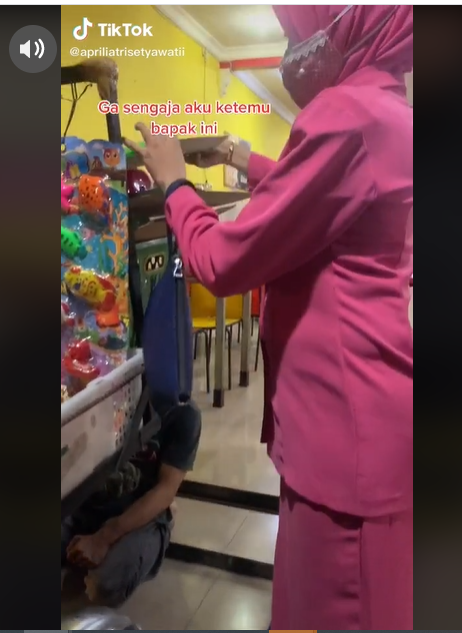 viral penyandang disabilitas jualan mainan