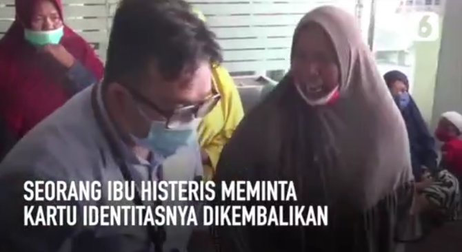 dihentikan karena massa membludak pencairan blt ini diwarnai tangis histeris ibu ibu