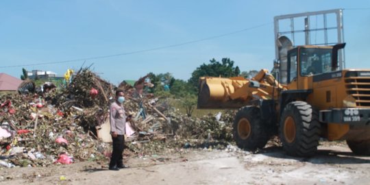Polisi Kerahkan Alat Berat Bersihkan Sampah Pascabadai Seroja di Kupang