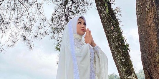 Curi Perhatian, Ini 4 Potret Lucinta Luna dalam Balutan Hijab