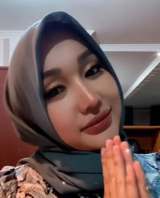 lucinta luna dalam balutan hijab