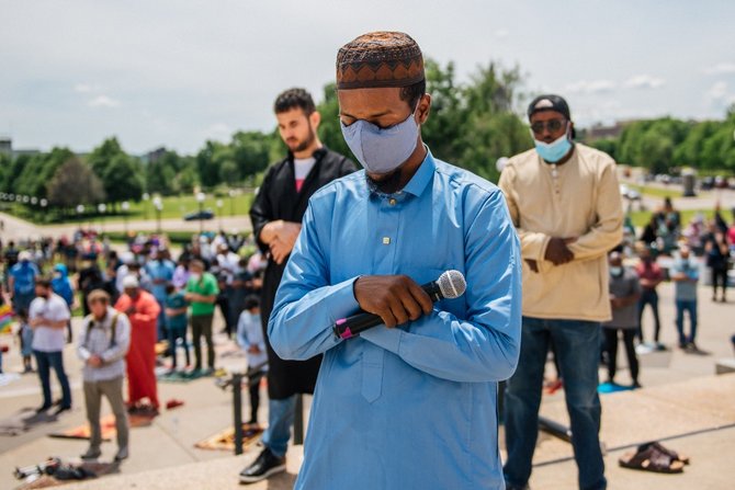 muslim salat berjamaah di gedung kongres as