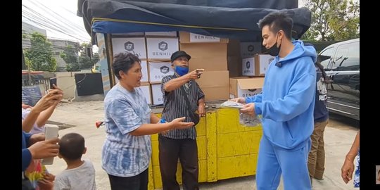 6 Potret Baim Wong Bagi-bagi Baju, Sempat Ngambek tapi Ada Pak Kumis Bikin Gereget