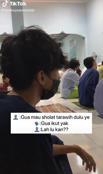 viral pemuda ikut teman salat tarawih